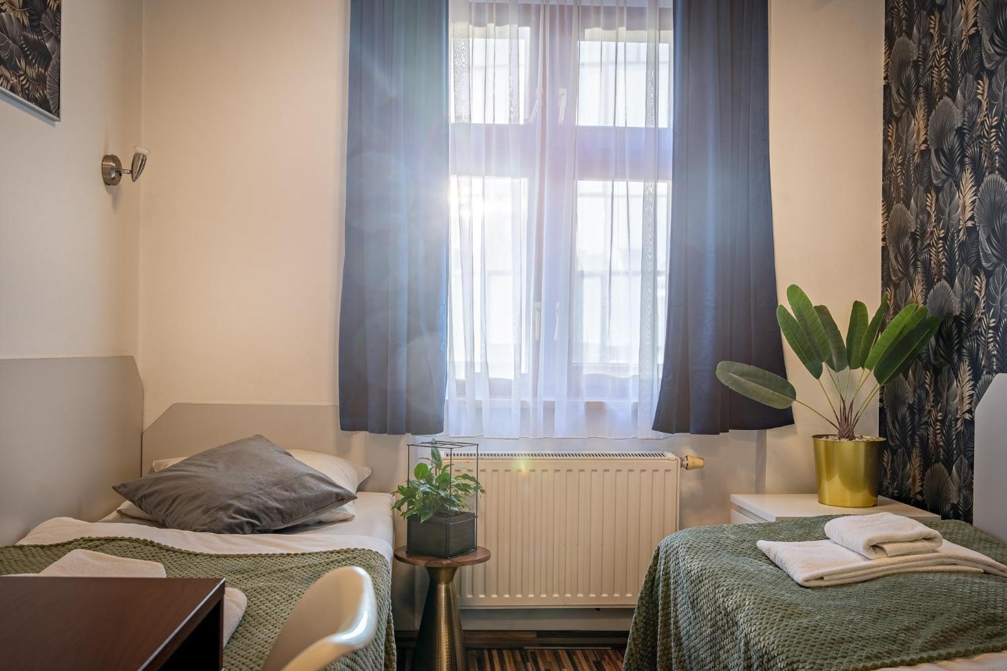 Great Polonia Dwarf Wroclaw Bed and Breakfast Buitenkant foto