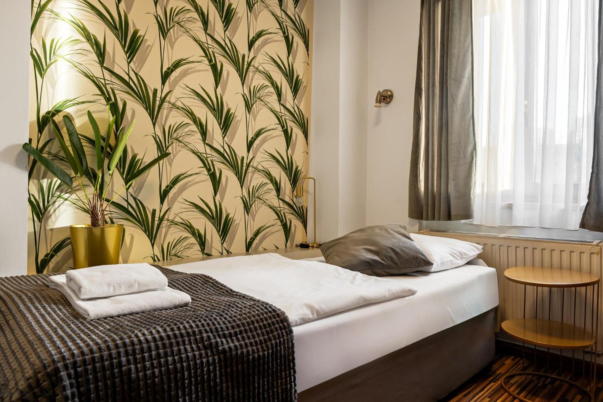 Great Polonia Dwarf Wroclaw Bed and Breakfast Buitenkant foto