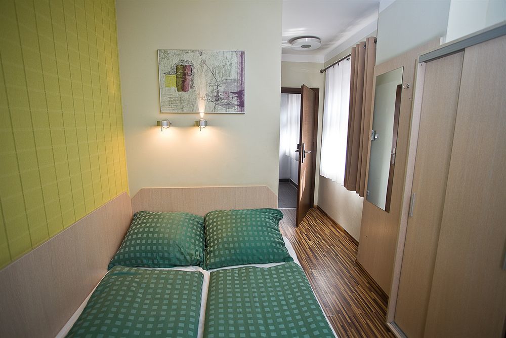 Great Polonia Dwarf Wroclaw Bed and Breakfast Buitenkant foto