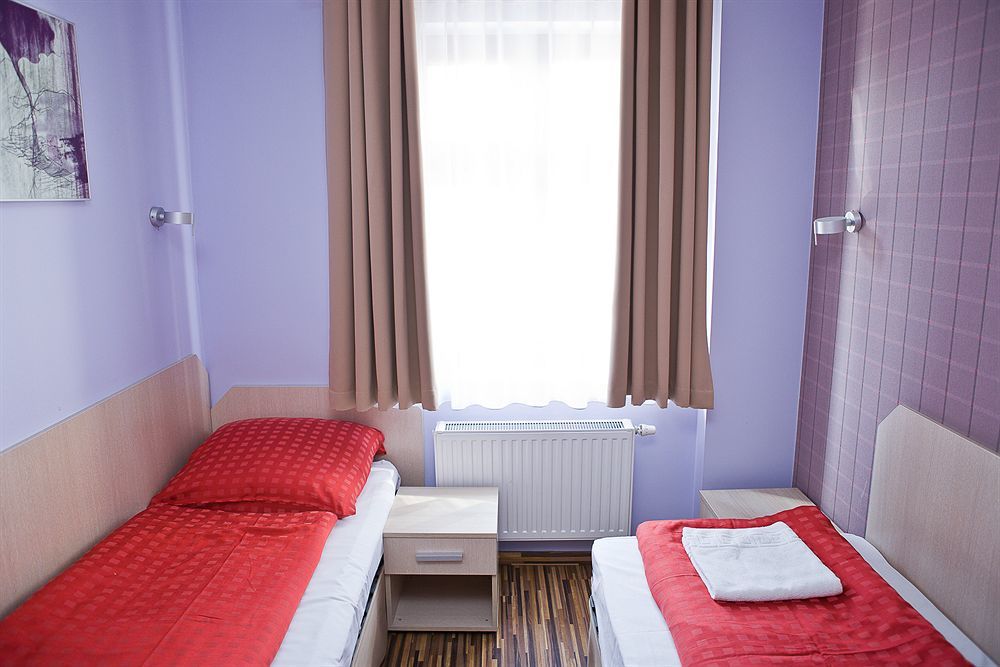 Great Polonia Dwarf Wroclaw Bed and Breakfast Buitenkant foto