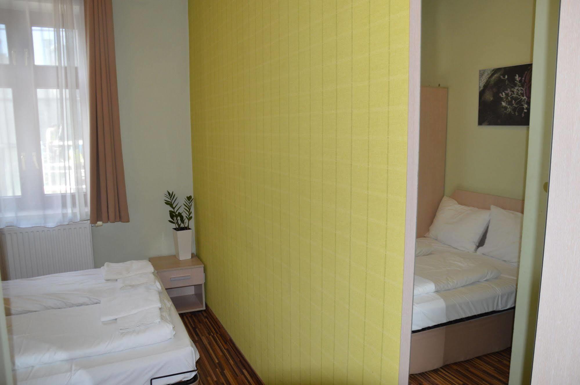 Great Polonia Dwarf Wroclaw Bed and Breakfast Buitenkant foto
